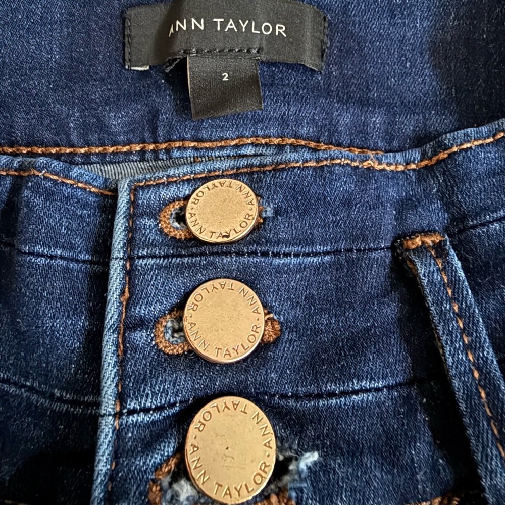 👖🖤 ANN TAYLOR The Skinny Triple Button Dark Wash Mid-Rise‎ Jeans Women’s Sz 2 - Picture 3 of 4
